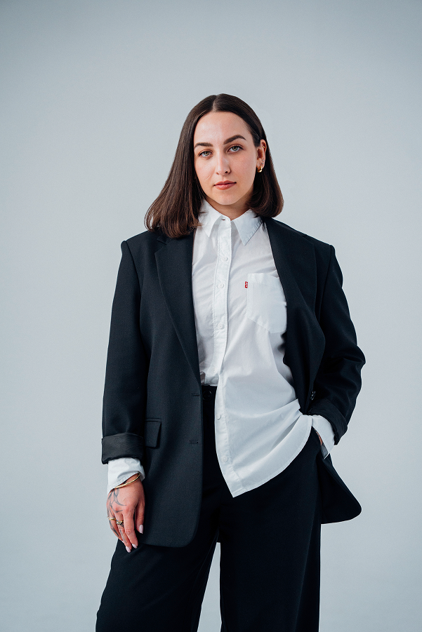 Emily-Herter-enerodigitals Emily Herter von e.nero digitals aus Ansbach Emily Herter im Business-Outfit – Gründerin der Digitalagentur e.nero digitals