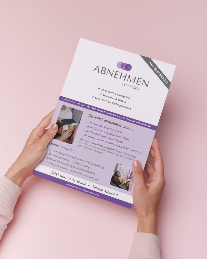 Flyer für ein Wellnessstudio wird in Händen gehalten