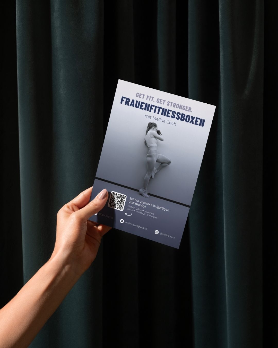 Flyer für eine Fitnesstrainerin wird in einer Hand gehalten.