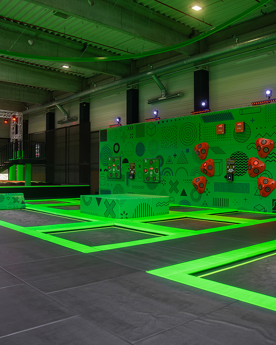 Fotografie für Social Media eines Indoorparks mit Trampolin und Kletterwand